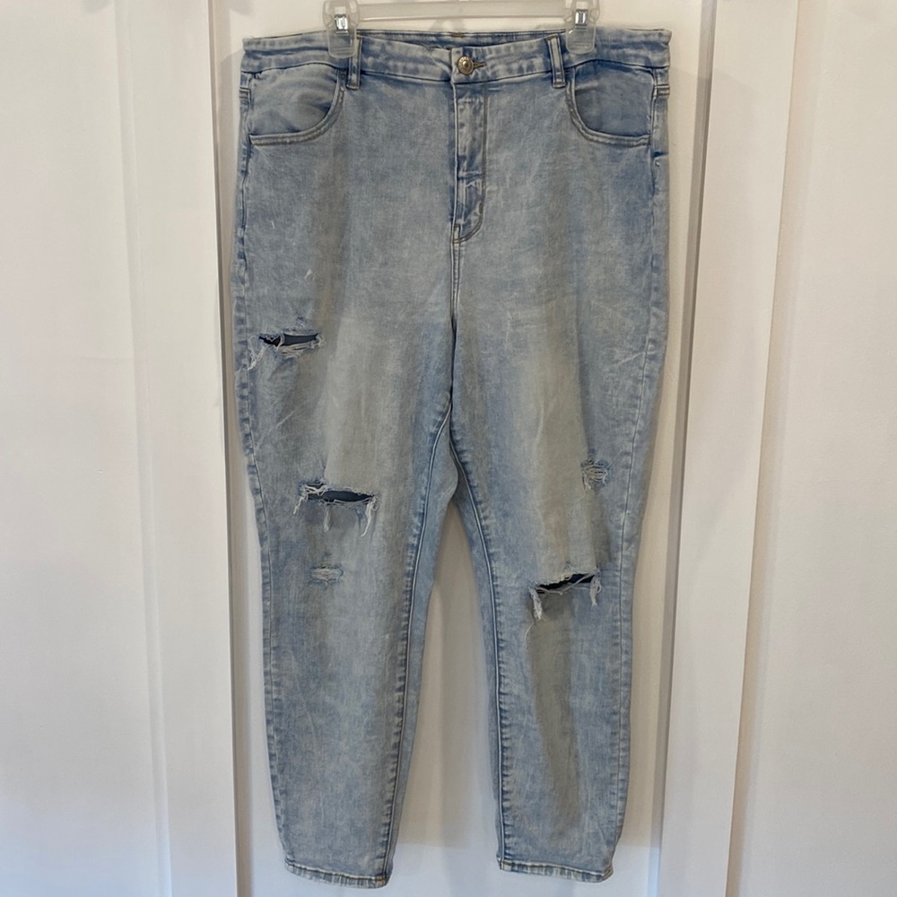 AMERICAN EAGLE light wash distressed curvy hi-rise jegging
